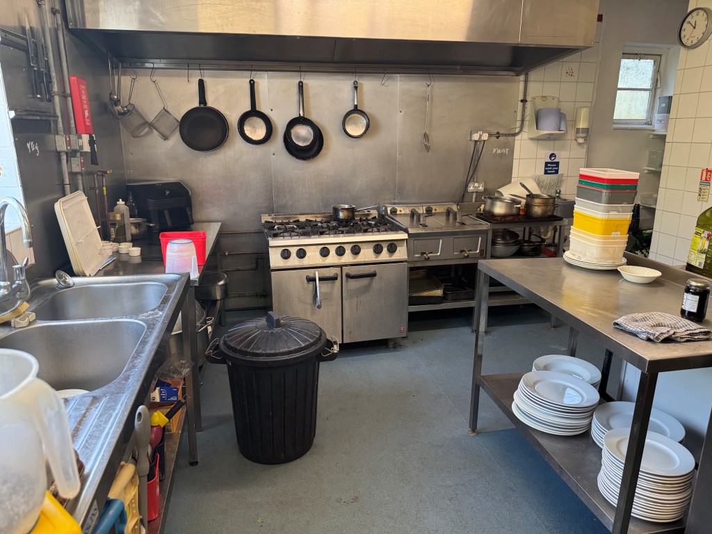 Lot: 107 - PERIOD FREEHOLD FREEHOUSE ON 1.5 ACRE PLOT WITH POTENTIAL - Commercial kitchen